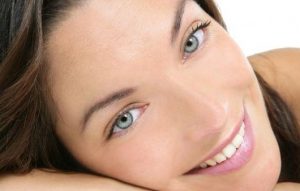 cómo prevenir las arrugas debajo de los ojos